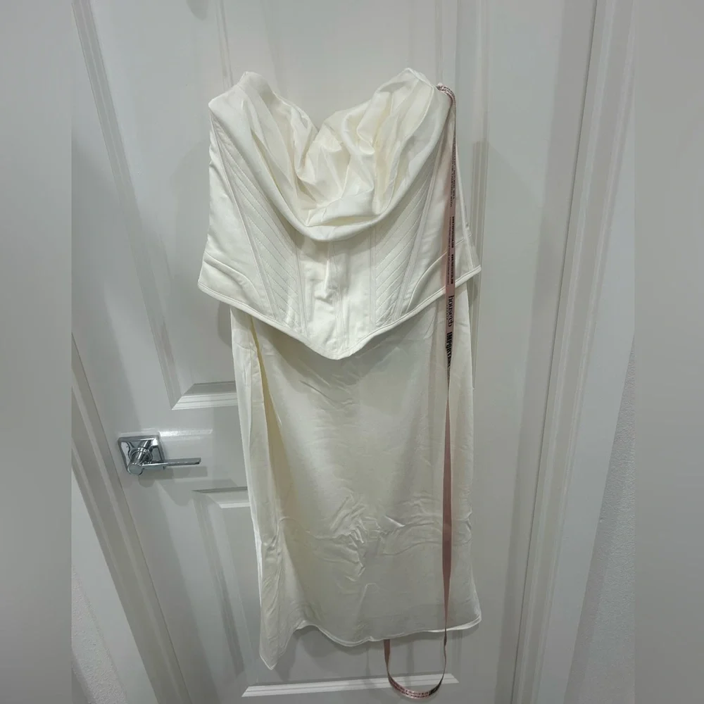 House of CB SIENNA
IVORY SATIN STRAPLESS CORSET MIDI DRESS - Picture 5 of 6